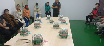 這家公司真土豪，套圈竟用現(xiàn)金當禮品！